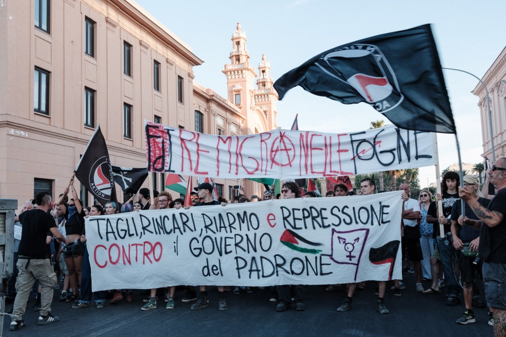 Front banner of the September 4 Bari march: "Tagli, rincari, riarmo e repressione contro il governo del padrone".